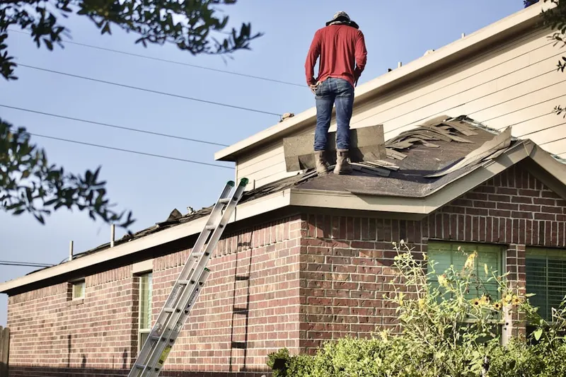 Professional roofer working on a residential roof in Lahiere